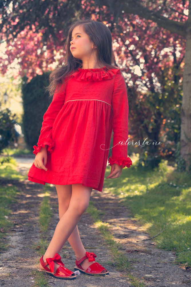 robe rouge avec collerette