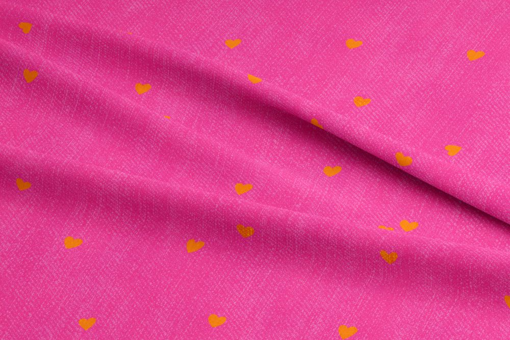 détails tissu enfant cœurs fond rose effet jean collection coeur de pétales