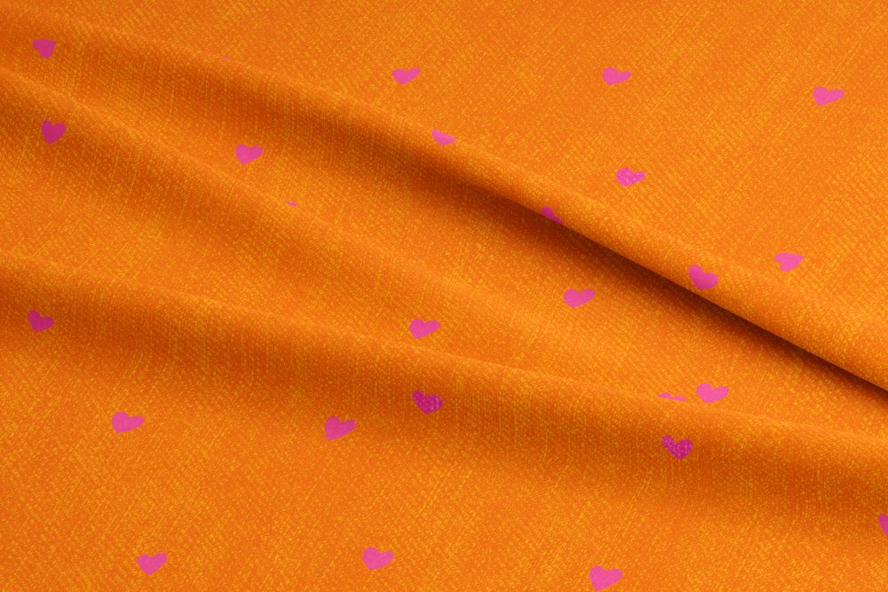 Détails tissu enfant cœurs fond orange effet jean collection coeur de pétales