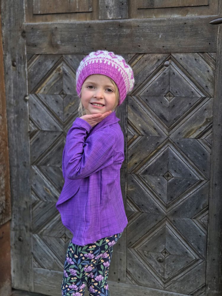 Amaya-13 Veste fille portée – Patron couture PDF Amaya