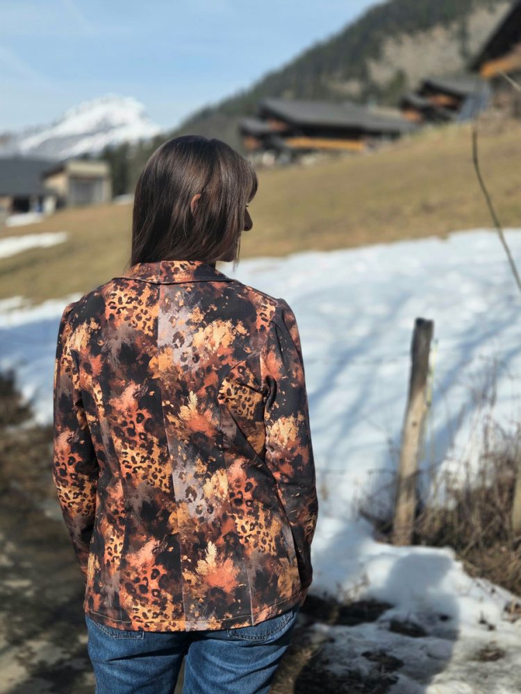 Amaya-16 Dos Veste femme chic à col large à revers – patron couture Amaya