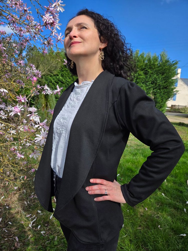 Amaya-19 Côté Veste femme chic à col large à revers – patron couture Amaya