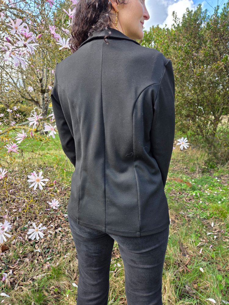 Amaya-20 Silhouette structurée avec col large – patron Amaya femme