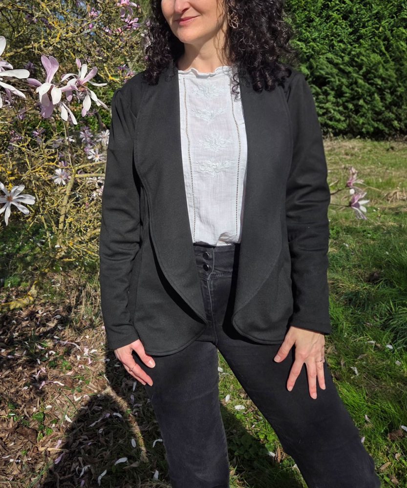 Amaya-23 Devant Veste femme portée avec jean – style casual chic