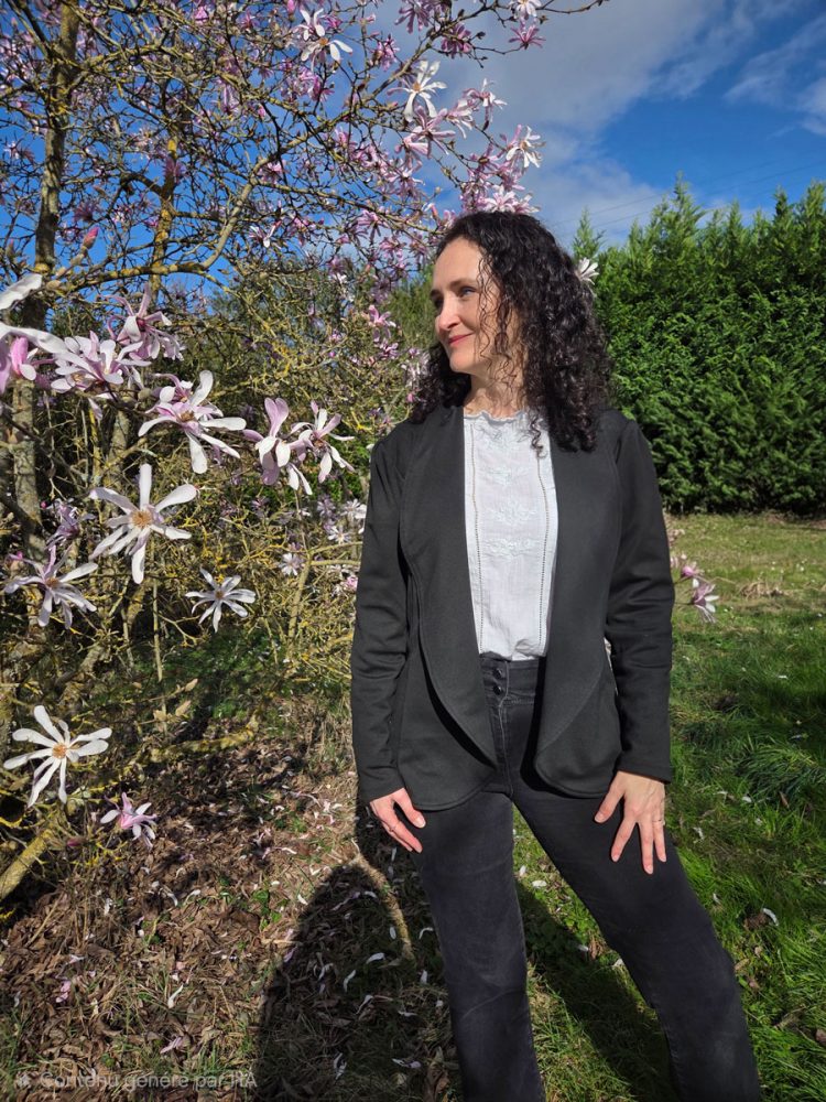 Amaya-24 Veste femme portée avec jean – style casual chic