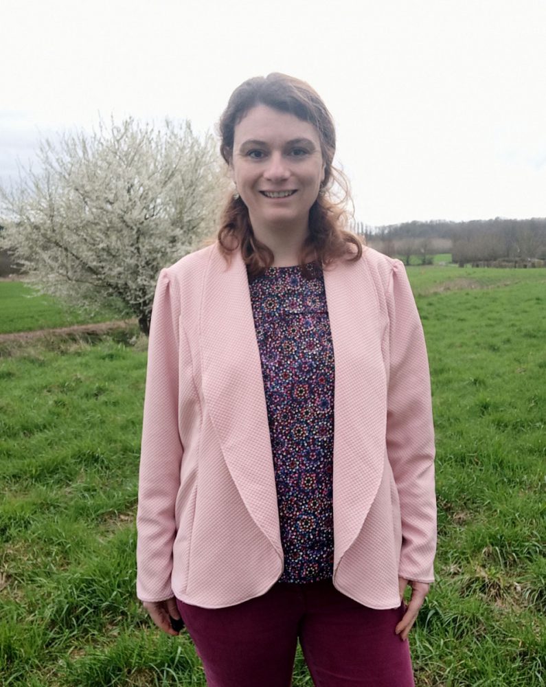 Amaya-32 Silhouette structurée avec large col – patron Amaya femme